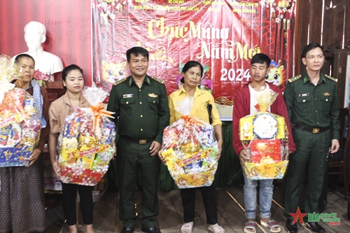 Bộ đội Biên phòng tỉnh Đắk Lắk tổ chức đón Tết cho nhân dân xã biên giới